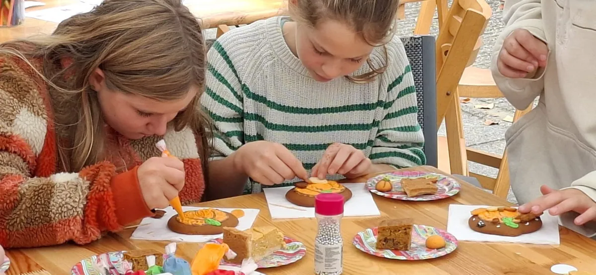 Kids decorating cookies at masterclass