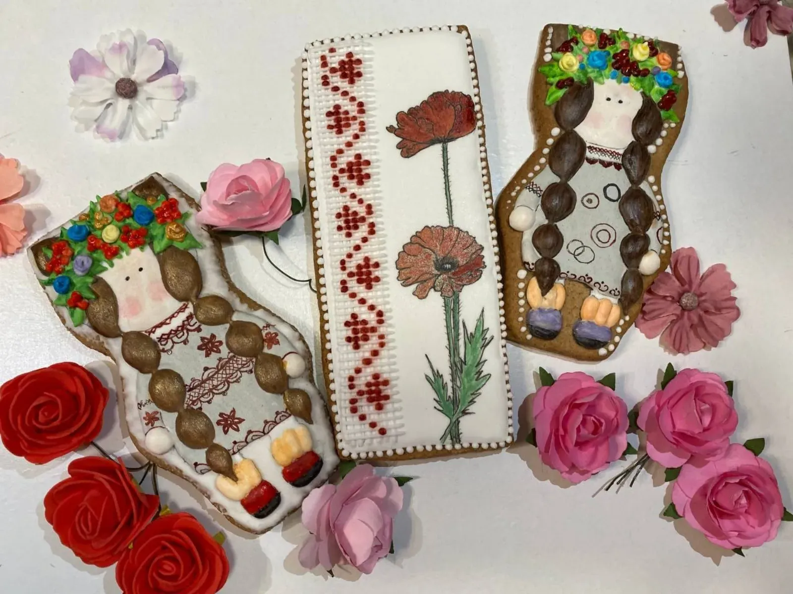 Mitten-shaped cookies with vyshyvanka pattern