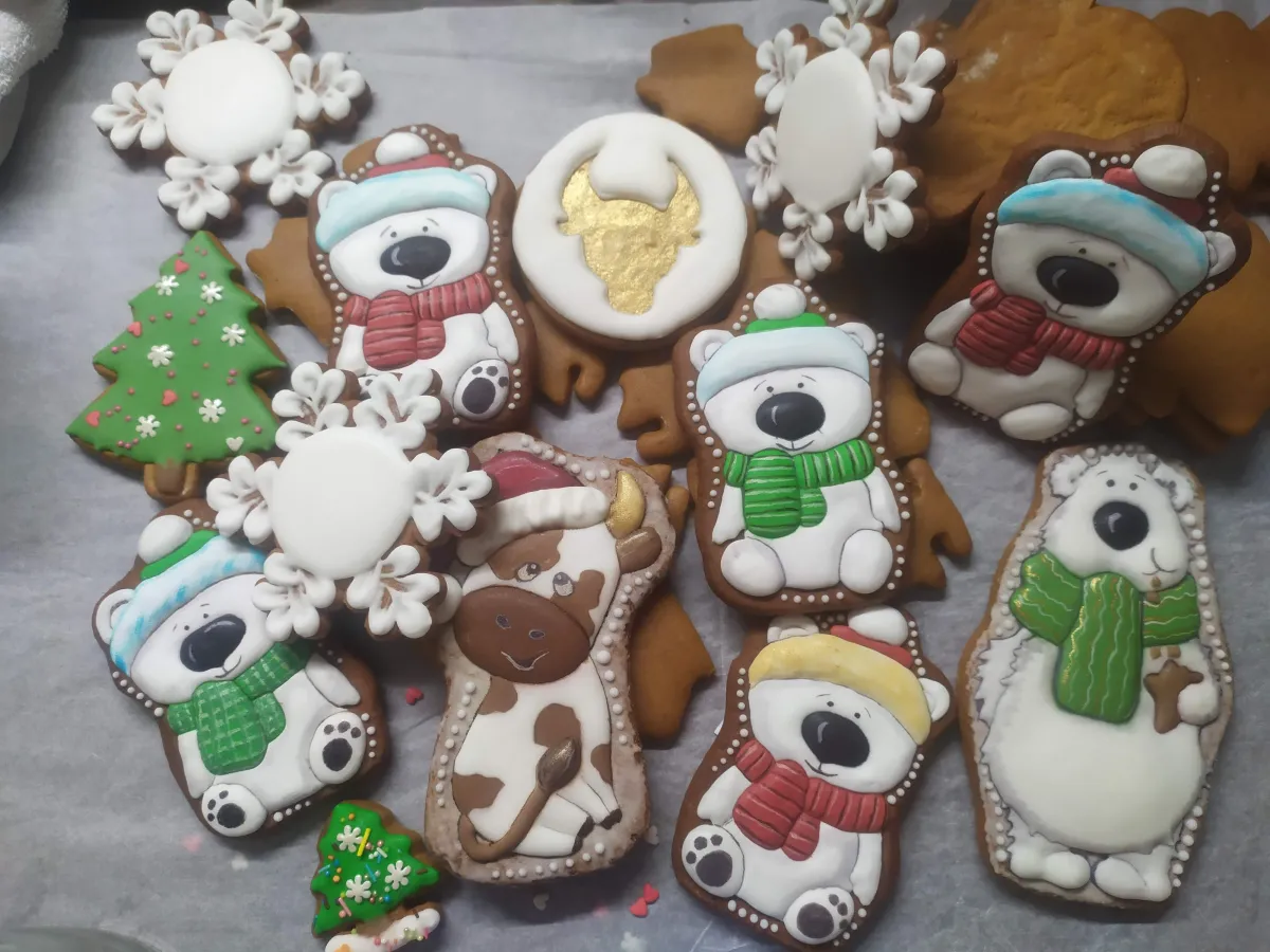 Winter-themed gingerbread gift set